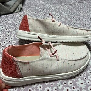 Women’s size 7 hey dudes brand new